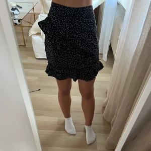 Kjol - Prickig kjol som sitter väldigt fint men kommer inte till användning