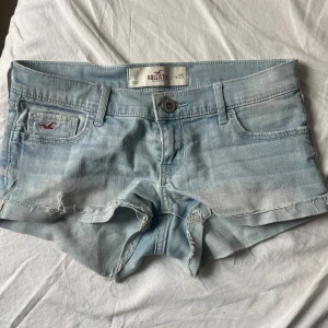 Lågmidjade shorts - Säljer dessa ur snygga lågmidjade shortsen från hollister, priset går såklart att diskutera💞💞💖💖Passar mej som har 34 i jeans 🎀