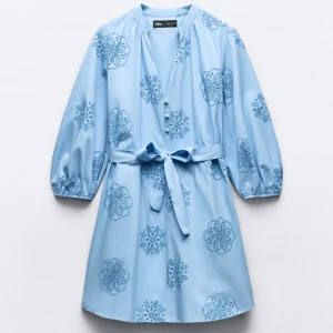 Blå broderad klänning - Blå broderad klänning från zara. Bandet är avtagbart och går att knyta på olika sätt. Armarna har resår i sig. Prislapp kvar, hann inte lämna tillbaka i tid..