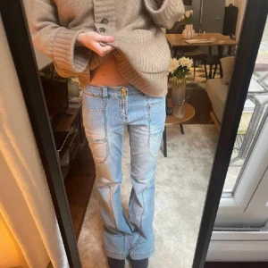 Jättecoola lågmidjade utsvängda jeans - Jättefina och unika jeans som inte kommer till användning då de är för små💗 Midjemått är 37 tvärsöver men är super stretchiga och innerbenslängd är 82 men passar typ någon upp på 175 cm💕💕