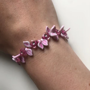 Rosa armband 🩷 - Supergulligt rosa armband. Bandet är elastiskt, passar alla.
