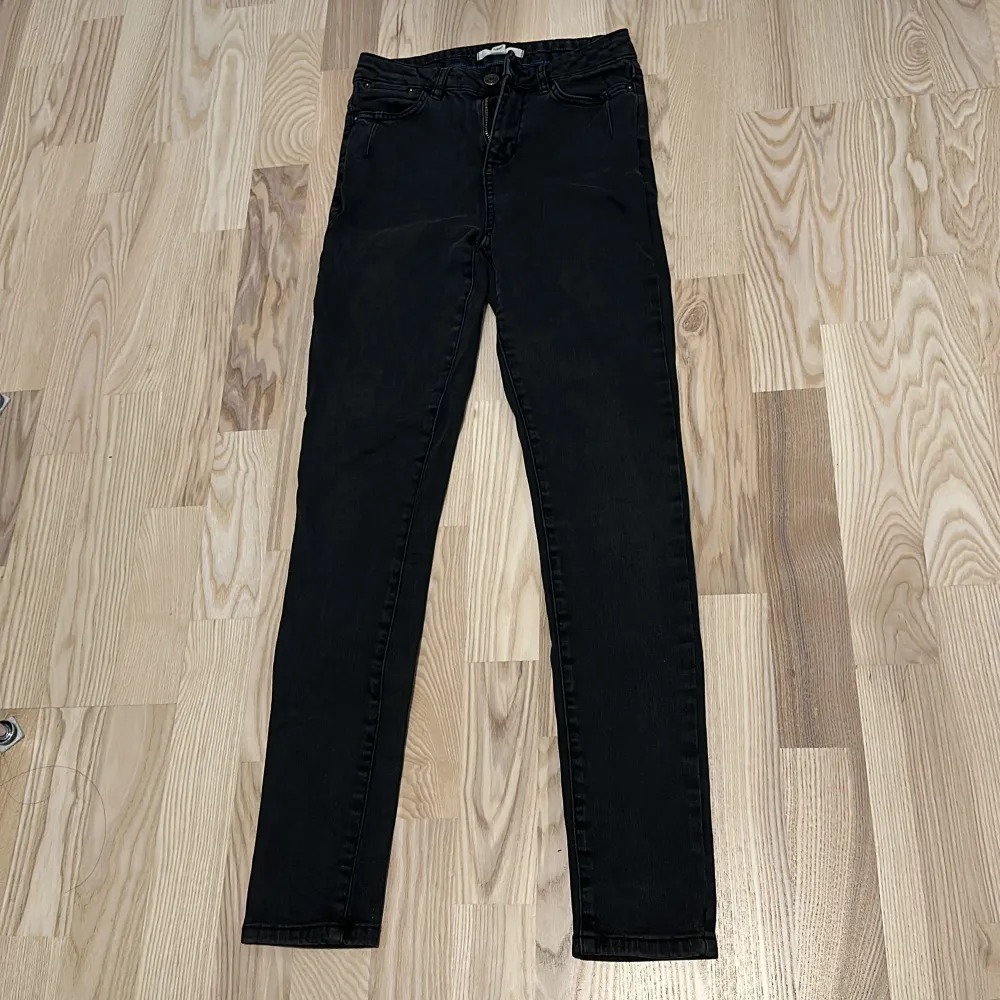 Svarta skinny jeans som inte används längre pga den är för liten.  Vid mer info, skriv dm!. Jeans & Byxor.