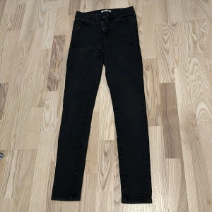 Svarta skinny jeans - Svarta skinny jeans som inte används längre pga den är för liten.  Vid mer info, skriv dm!