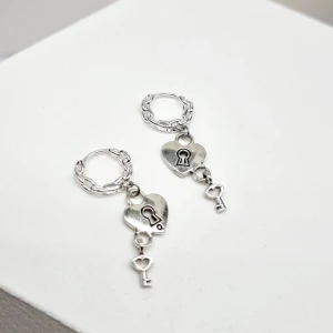 Handgjorda örhängen  - Handgjorda örhängen●Följ :@ekjewelryofficial🤲 ● 💎●Örhängeskrokar -rostfritt stål. Nickel fri. Längd -4,5cm, 1st-50kr eller 80kr/paret