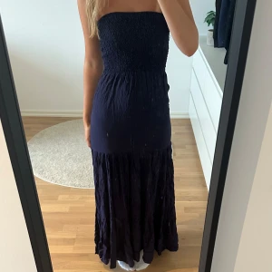 Så söt klänning - Jättesöt klänning från amisu! I toppenskick utan defekter❤️ Funkar även bra att använda som kjol, bara att vika ner☺️ Hör av dig vid frågor!!