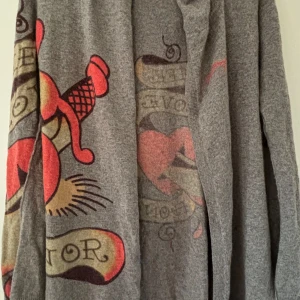 Vintage Ed Hardy kofta ✨ - Tunn Ed Hardy kofta med stort tryck, koftan är rätt så lång