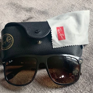 Rayban boyfriend 4147 - Säljer ett par rayban boyfriend 4147 med case och duk.