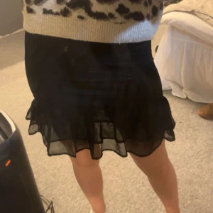 Svart kjol från BikBok - En svart volangkjol från BikBok i storlek M💕Kjolen är smockad upptill med volangdetaljer nertill. skriv om ni har några funderingar!!   100kr