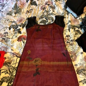 Söt klänning  - En jätte söt unik klänning som är i skönt material och i toppenskick. kontakta mig för frågor eller för fler bilder💗 Jag kan mötas upp i Falun