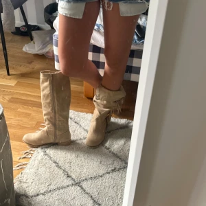 Cowboy booys - Säljer dessa cowboy boots i beige färg som man kan ha lite hur man vill. Stl 39 men passar 38 