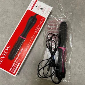 Revlon one step style booster  - Hårfön med rundborste för att skapa 90s blowout. Ny aldrig använd, fick den i present men har redan en från ett annat märke. Nypris är 800-900 kr. Skickar med orginalförpackningen. 