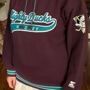 Mighty Ducks mörklila hoodie, storlek L - En snygg och 90 tals vintage Mighty Ducks hoodie från Starter, NHL, med en stor logga på framsidan och en mindre på ärmen.  . Bra skick.   Storlek L.  Inte så stor i storlek. Modellen på bild är tjej och 168cm lång.