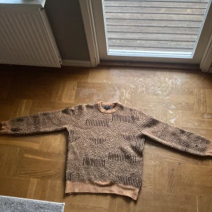 New look stickad tröja - Ganska bra skick. Vissa trådar är lite lösa. Dock inte använd mycket. 