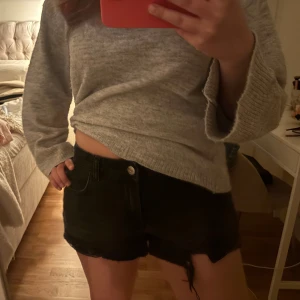 Jeansshorts  - Svarta jeansshorts från zara. Aldrig använda