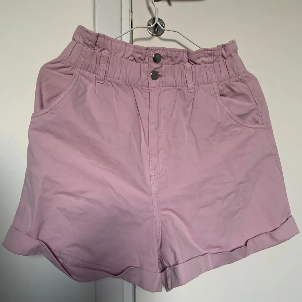 Pastell lila shorts, mycket höga i midjan och stretchiga . Shorts.