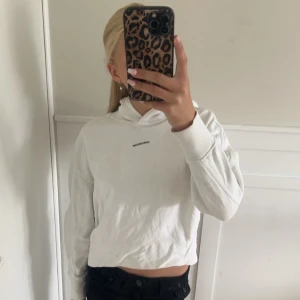 Calvin Klein hoodie - Säljer min Calvin Klein hoodie. Vet inte vilken storlek då jag är bortrest men ska uppdatera när jag kommer hem. Passar mig ganska bra typ och jag är oftast storlek XS/S