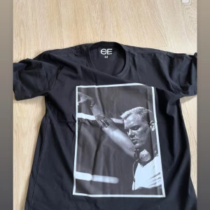 Capuché T shirt - Plastförpackad, inte använd. Finns i Vit också. 200 för en och 300 för 2