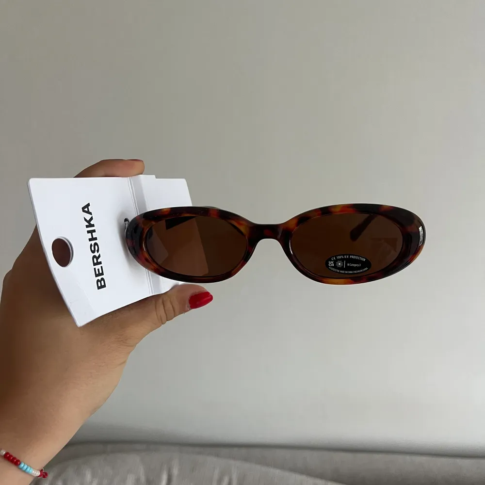 Helt nya solglasögon från bershka. Så snygga o trendiga. Perfekt för sommaren. Köpte för 200 säljer för 150.🤎🤍🤎🤍. Accessoarer.