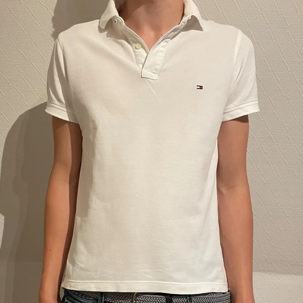 Tja! Säljer nu en fin piké från Tommy Hilfiger som är perfekt till sommaren! Toppen skick utan några defekter.  Modellen är slimfit.. Tröjor & Koftor.