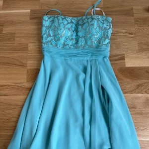 Voice festklänning  - Unik kort klänning som passar perfekt till bröllop, bal eller fest! Köptes för ca 900kr och använd endast en gång.