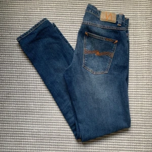 Nudie Jeans - Ett par Nudie Jeans i modellen ”Lean Dean” vilket är slim. Jeansen är i fint skick (9/10) inga defekter. Nypris ligger på 1600.  Storlek W32 L34. Pris kan diskuteras. Kontakta vid minsta lilla fråga. 