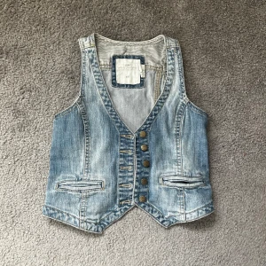 Jeansväst  - Superfin jeansväst från H&M. Köpte secondhand men passade tyvärr inte. Den är som ny. Perfekt att styla med en vit eller svart T-shirt. Skriv vid frågor!💞