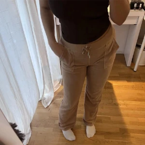 Ett par nya beiga juicy byxor som använts ett fårtal gånger. Priset kan diskuteras  - Juciy byxor  men en av silver detaljerna saknas där fram 