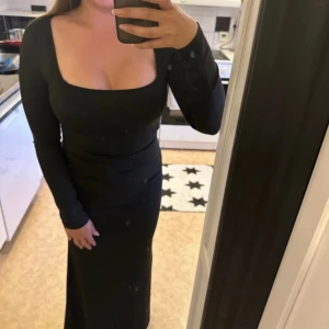 Lång klänning  - Jätte snygg lång klänning storlek m stretchig . Aldrig använd . Påminner om skims klänningen 