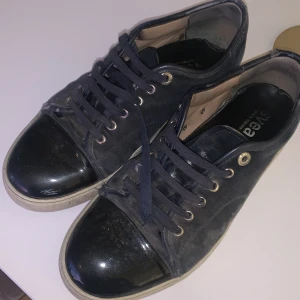 Lanvin - Slitna lanvin i dåligt skick. Mycket slitage på sulan samt hela skon. Glansen är dock intakt och de har absolut mycket kvar att ge. Box etc medföljer inte!