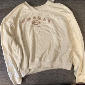 Fin beige oversize tröja - Väldigt fin oversize tröja som är skön och har ett skönt material. Köpte den på h&m men den ligger nu bara mer i garderoben o jag använder den inte lika mycket så tänkte att någon annan skulle kunna få köpa detta fina och sköna plagg.