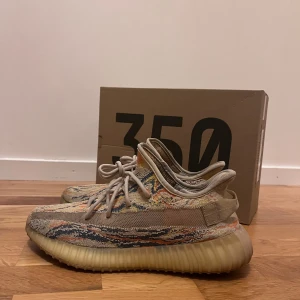 Yeezy 350 v2 mx oat - Säljer för att vill inte ha de längre, kan sänka pris. Skick 7-8/10