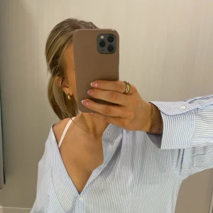 Mobilskal - Säljer ett jättefint brunt mobilskal för iPhone 12 PRO. Man kan se att det är använt lite på sista bilden men inget som märks så mycket. Kom privat för fler bilder🥰