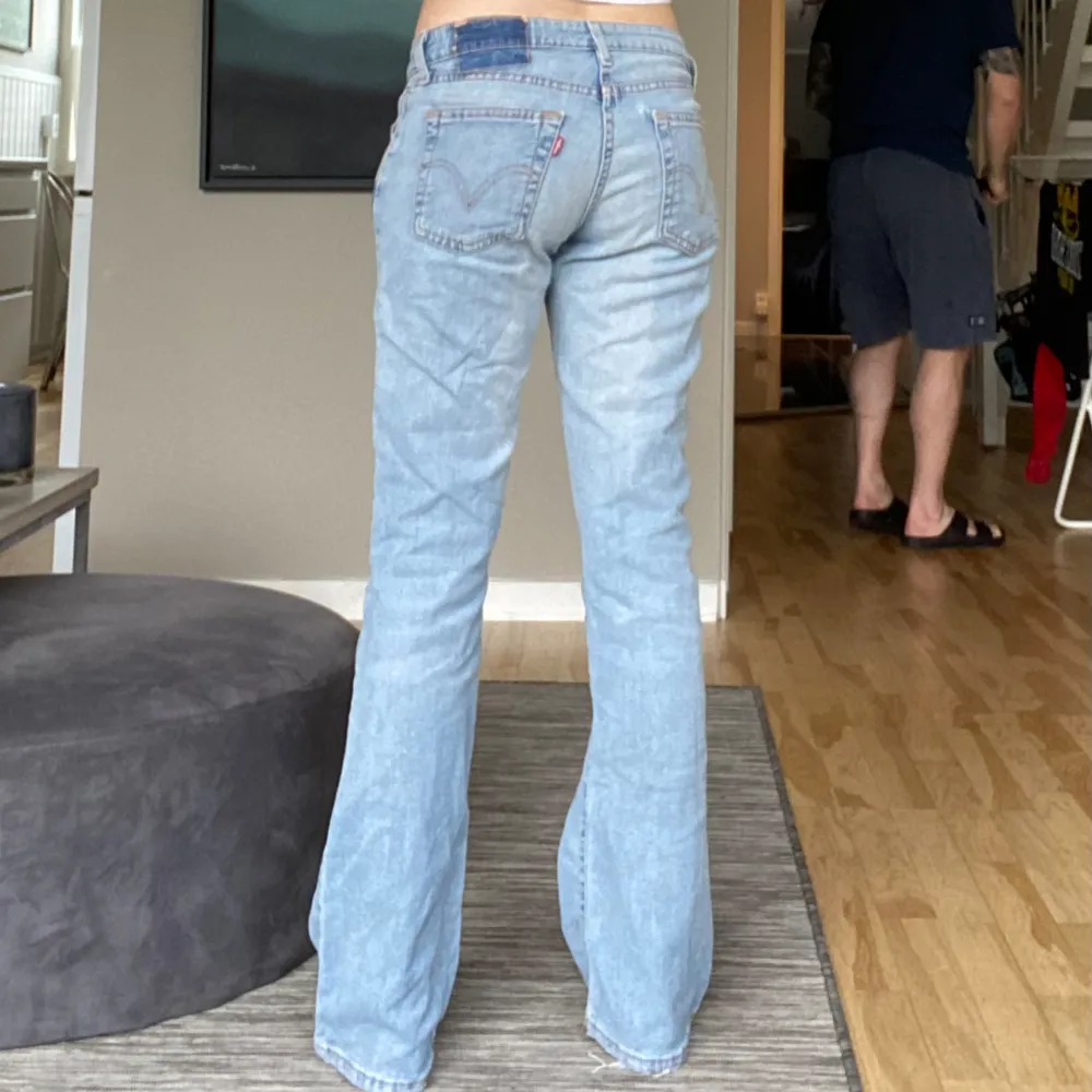 Super snygga jeans från Levis i bra men användt skick passar någon som vanliga vis bär 34/36. Jeans & Byxor.