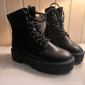 Kängor - Svarta kängor från H&M, beställde hem från Sellpy oxh såg helt oanvända ut men dom är försmå. Jag har haft dom och gått runt med inomhus så därav smutsen under skorna