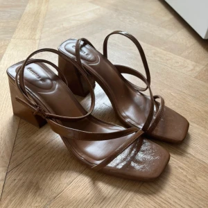 Snygga klackar  - Klackar/sandaletter från Bershka. Köpta på Vinted med tyvärr för stora för mig. Endast använda en gång.