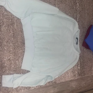 sweatshirt  - Mintgrön  Strl S men passar även som Xs   Kontakta för mer info/fler bilder. Kan postas men köpare står för frakten, kan mötas upp i malmö. 