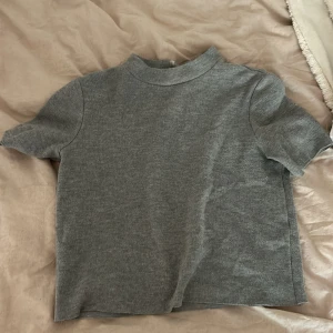 Snygg tröja - Superstilren grå stickad t-shirt från zara, den är använd men i bra skick, passar S och M