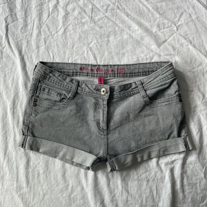 Vintage shorts  - De är urtvättade (materialet tunnare) utöver det är de i bra skick, mått: midjemått rakt över ca 39 grenhöjd 21 längd (hela sidan) 24cm💗