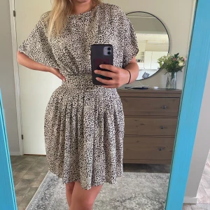 Klänning - Snygg klänning med litet leopardmönster🐆