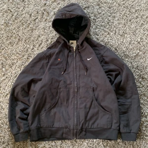 nike therma-fit zip hoodie  - Säljer pågrund av att den inte anänds. Kom gärna privat för mer bilder. köpt för 1200 i sns