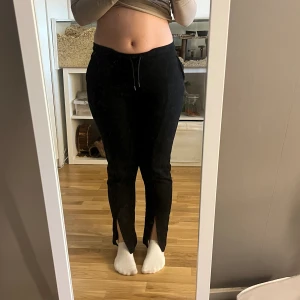Guess byxor  - Guess mjukisar i storlek xs, väldigt fina och ser nästan ut som kostymbyxor men de har blivit för små/korta på mig. Pris kan diskuteras❤️ köptes för cirka 800kr i usa. Logga på framsida lår som knappt syns men en fin detalj