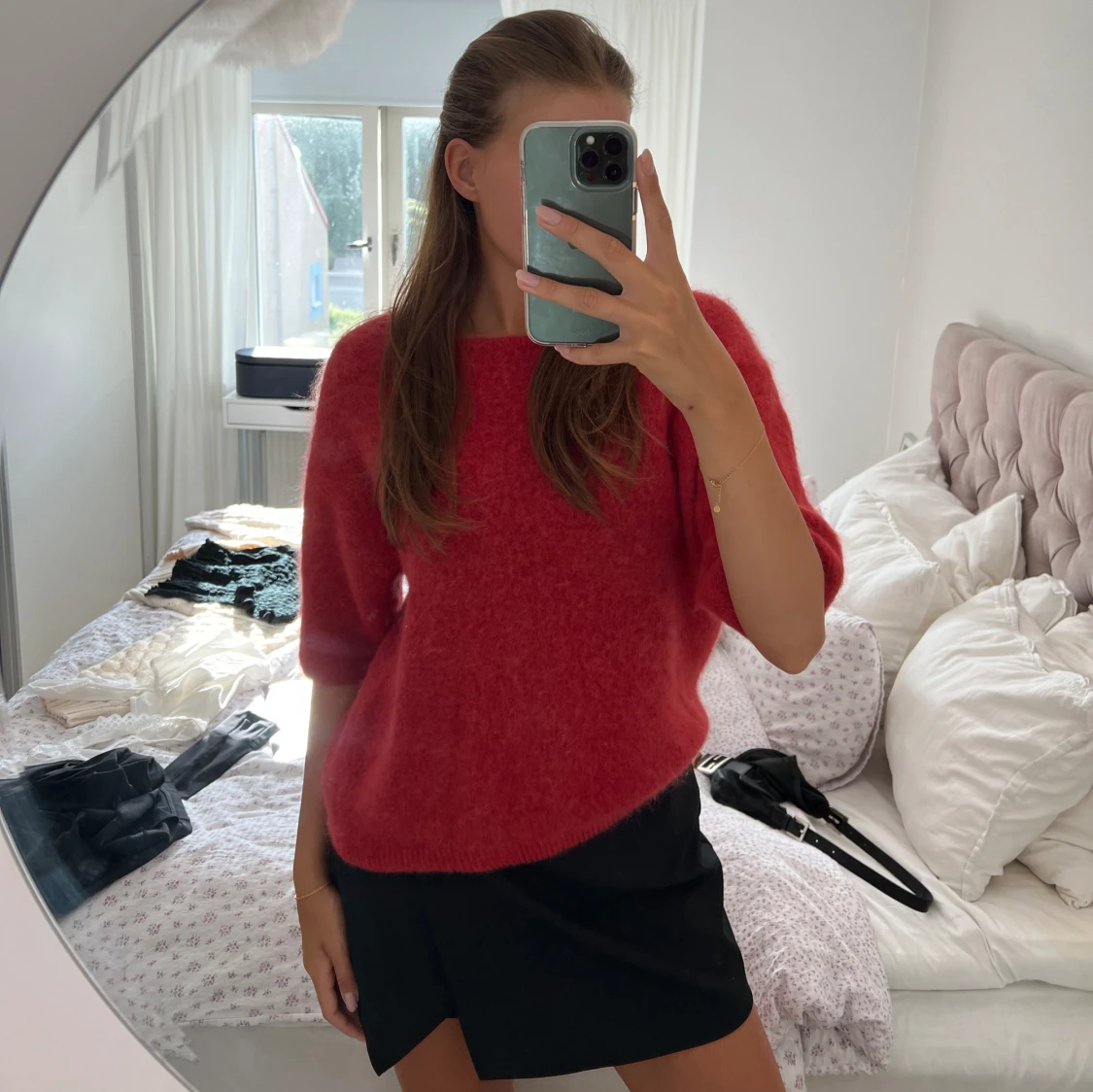 Röd stickad tröja.  - 91