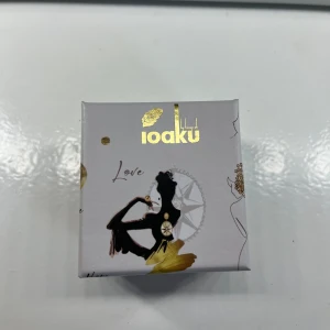 Ioaku örhängen  - Ett par silvriga ioaku örhängen som endast är använda en gång, är i bra skick💞