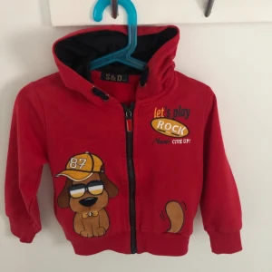 Vinröd tröja med zip, storlek 92cm  - Mycket bra skick och inga skador. 