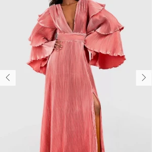 **SÖKES** långklänning från Boohoo  - Söker denna klänning ifrån Boohoo, storlek 36,38 eller 40!!! 