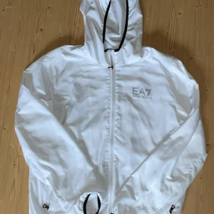 EA7 Windbreaker - Toppskick! Tyvärr lite liten för mig.