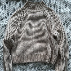 Stickad polotröja  - Mjuk stickad beige polotröjor 