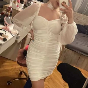 Helt ny studentklänning  - Helt ny och oanvänd vit klänning som kan användas till studenten eller på andra tillfällen. Är i storlek S och är superfin. Säljer då jag köpte andra studentklänningar. Köparen står för frakten ❤️