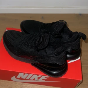 Nike 270 - Svarta Nike skor köpta för cirka ett år sen, knappt använda totalt två gånger. Nypris: 1599kr. Är i mycket bra skick