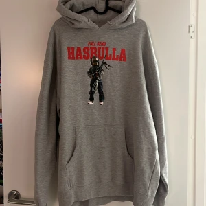 Hasbulla Hoodie från Nelk boys - Nelk Boye merch med Hasbulla, storlek XL. Bara testad säljer för den är för stor.